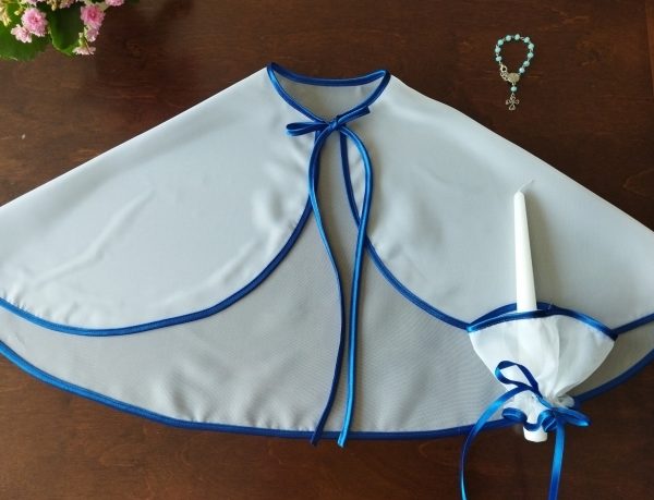 Skraistė atlasas tamsiai mėlynu apsiuvimu