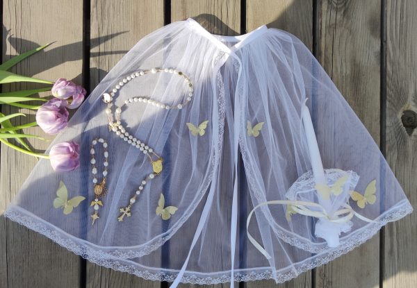 Skraistė aukso spalvos drugeliais