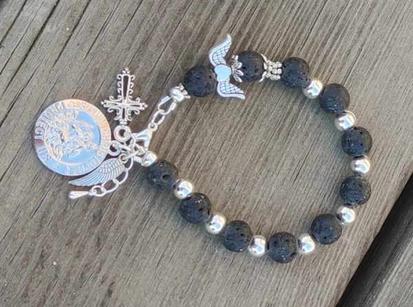 Rožančius ant automobilio vairo, rankinės, piniginės. Simbolizuoja stiprybę ir apsaugą kelionėse