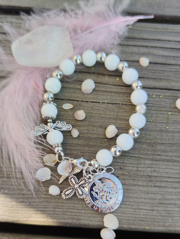 Rožančius ant automobilio vairo, rankinės, piniginės. Simbolizuoja dvasinę globą