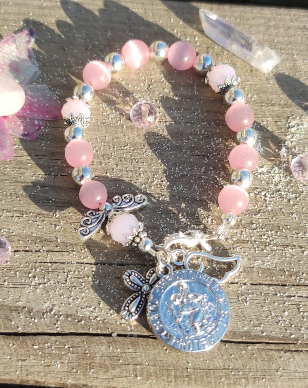 Rožančius ant automobilio vairo, rankinės, piniginės. Simbolizuoja meilę ir dvasinę globą