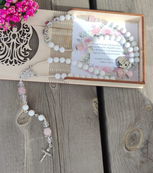 Rožančius Inga su Angelo sargo medalionu