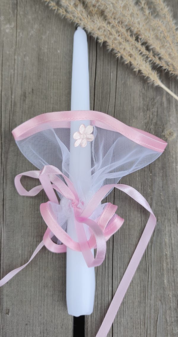 Tiulio, rožinės spalvos apsiuvimu su gėlyte žvakės papuošimas