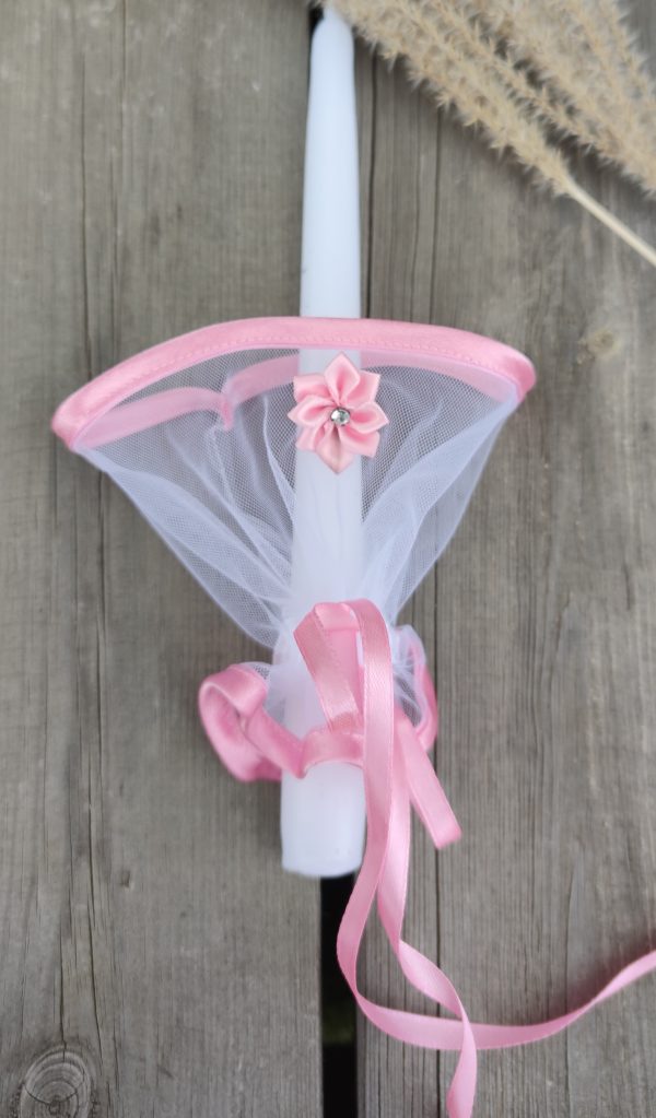 Tiulio, rožinės spalvos apsiuvimu su gėlyte žvakės papuošimas